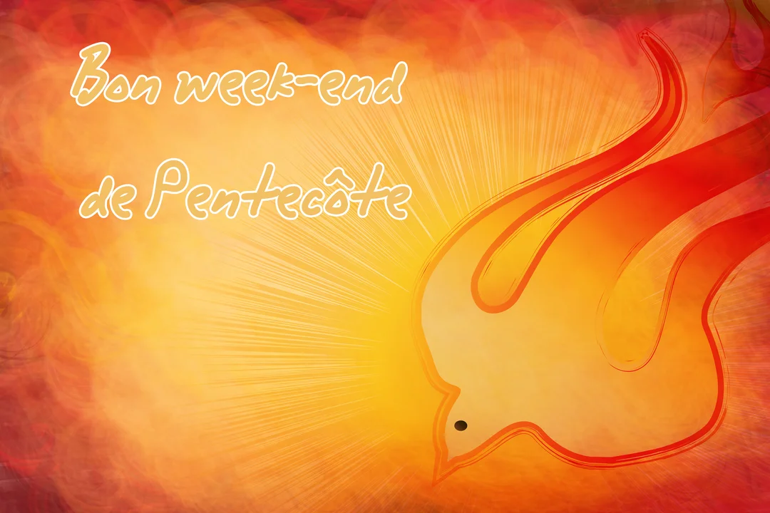 Une colombe de lumière stylisée vole sur un fond abstrait aux couleurs chaudes avec le texte 'Bon week-end de Pentecôte'.