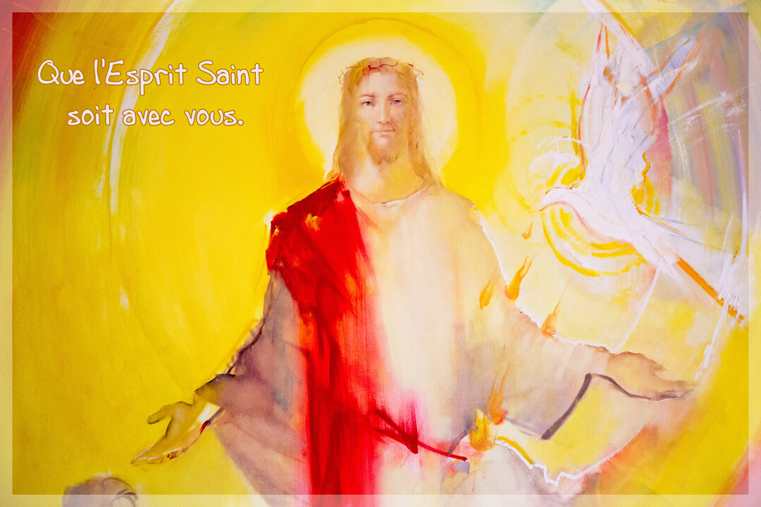 Peinture de style aquarelle de Jésus-Christ avec une colombe, symbolisant l'Esprit Saint, sur un fond lumineux et chaleureux jaune et or.