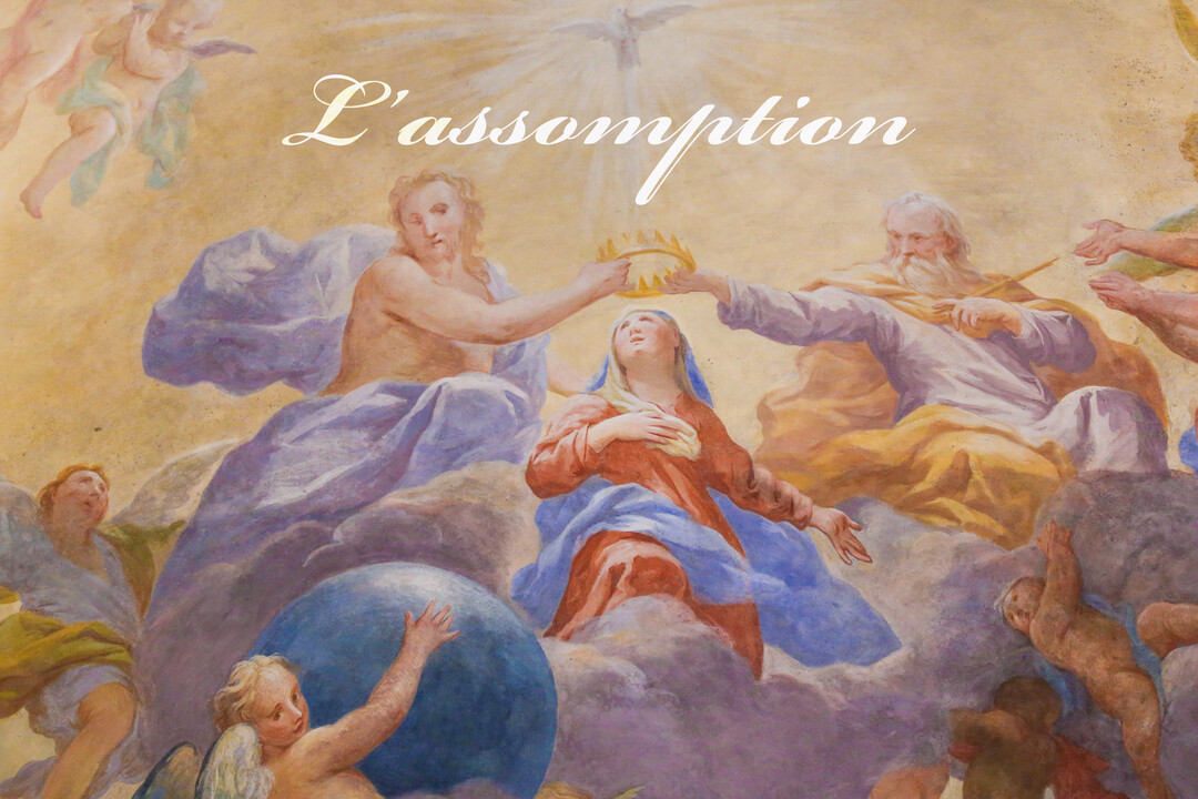 Une peinture de style classique représente la Vierge Marie au ciel, couronnée par la Trinité et entourée de nuages et d'anges priant.