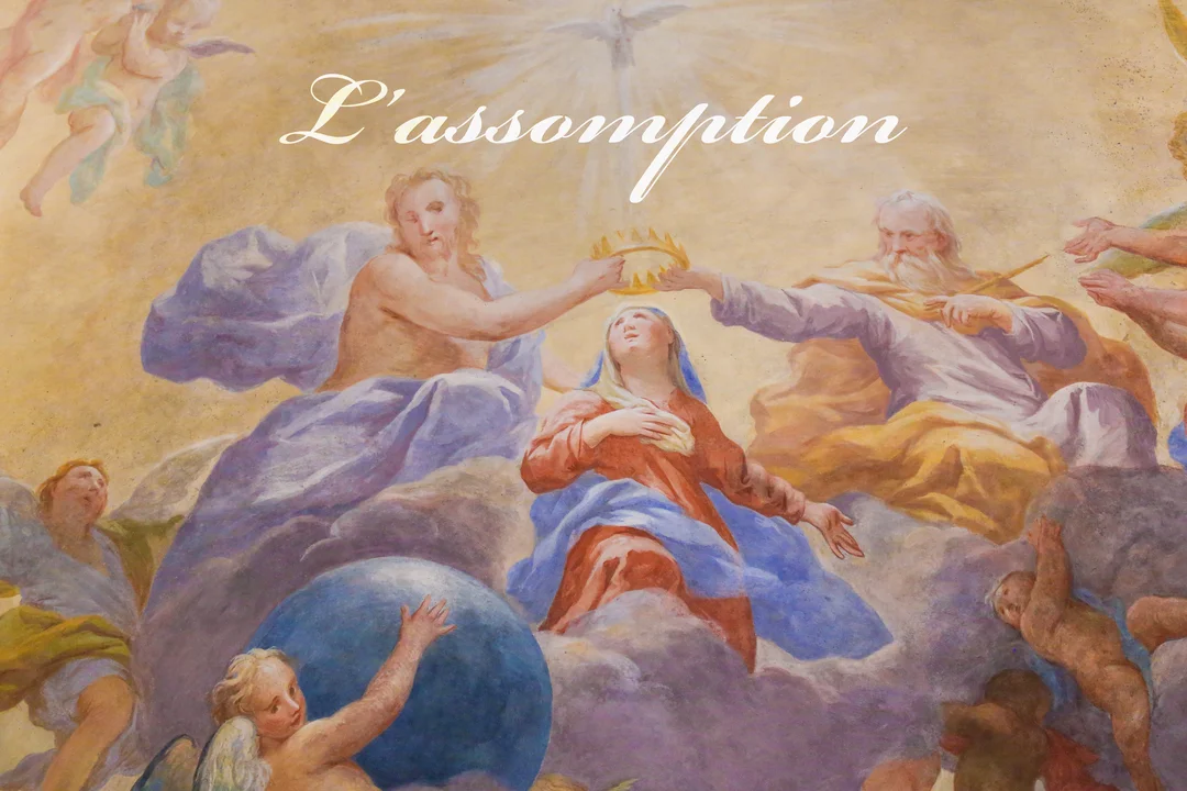 Une peinture de style classique représente la Vierge Marie au ciel, couronnée par la Trinité et entourée de nuages et d'anges priant.