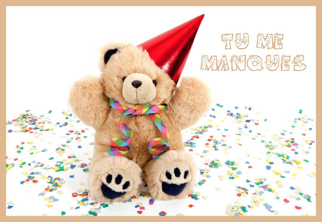 Un ours en peluche beige coiffé d'un chapeau de fête rouge est assis au milieu de confettis multicolores sur un fond blanc.