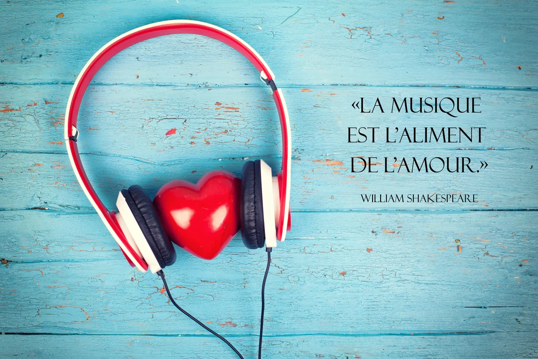 Sur un fond de planches de bois bleu, un casque audio encadre un cœur rouge vif, accompagné d'une citation littéraire sur la musique.