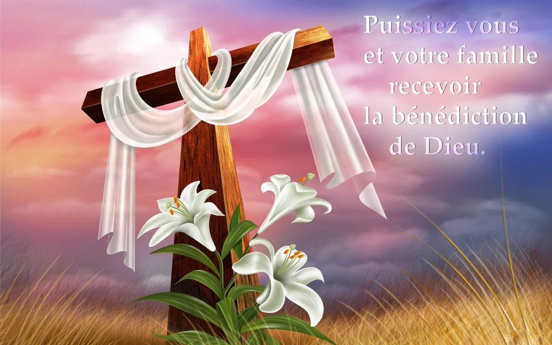 Une croix en bois drapée d'un tissu blanc se dresse dans un champ, avec des lys blancs au premier plan, sous un ciel crépusculaire.