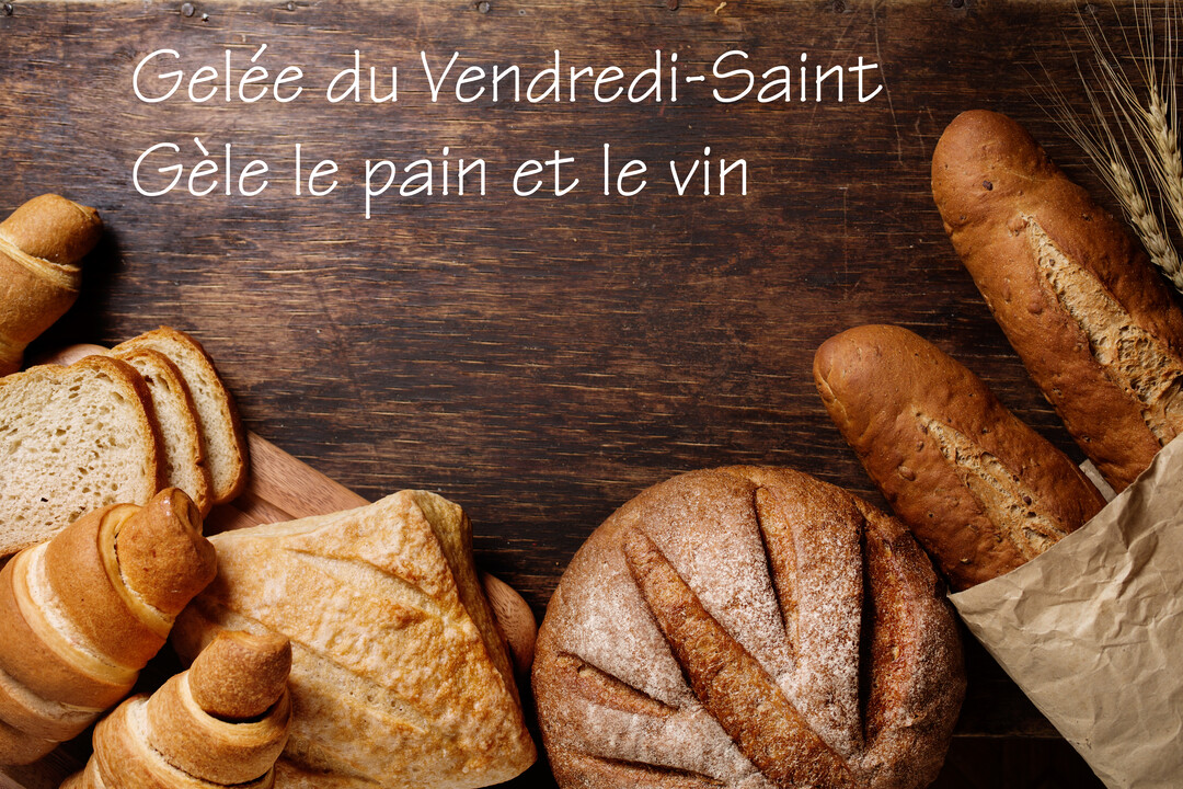 Vue de dessus d'un assortiment de pains et croissants sur une table en bois rustique, illustrant un dicton traditionnel sur le Vendredi Saint.