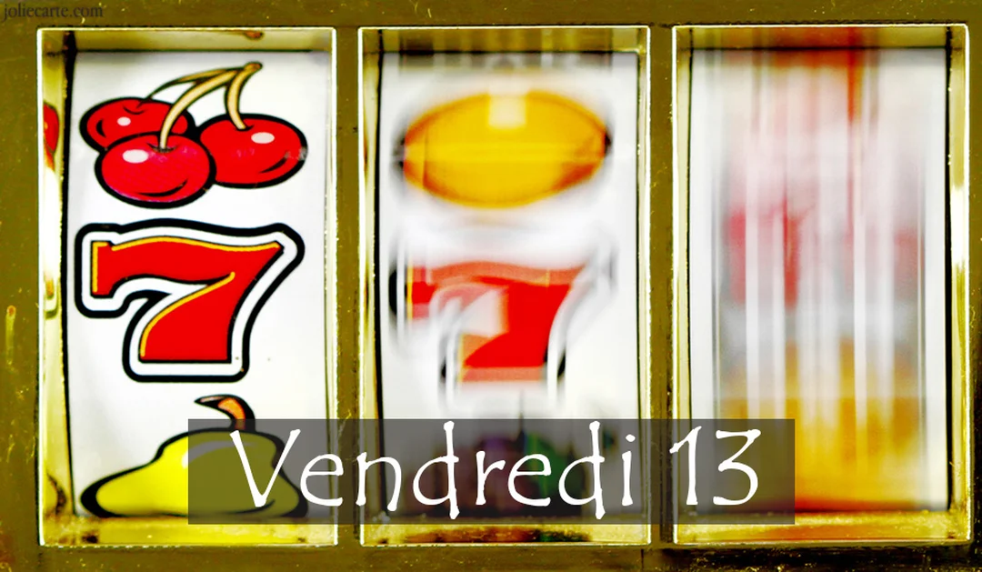 Gros plan sur les rouleaux d'une machine à sous, dont deux sont en mouvement flou, avec l'inscription "Vendredi 13" superposée au centre.