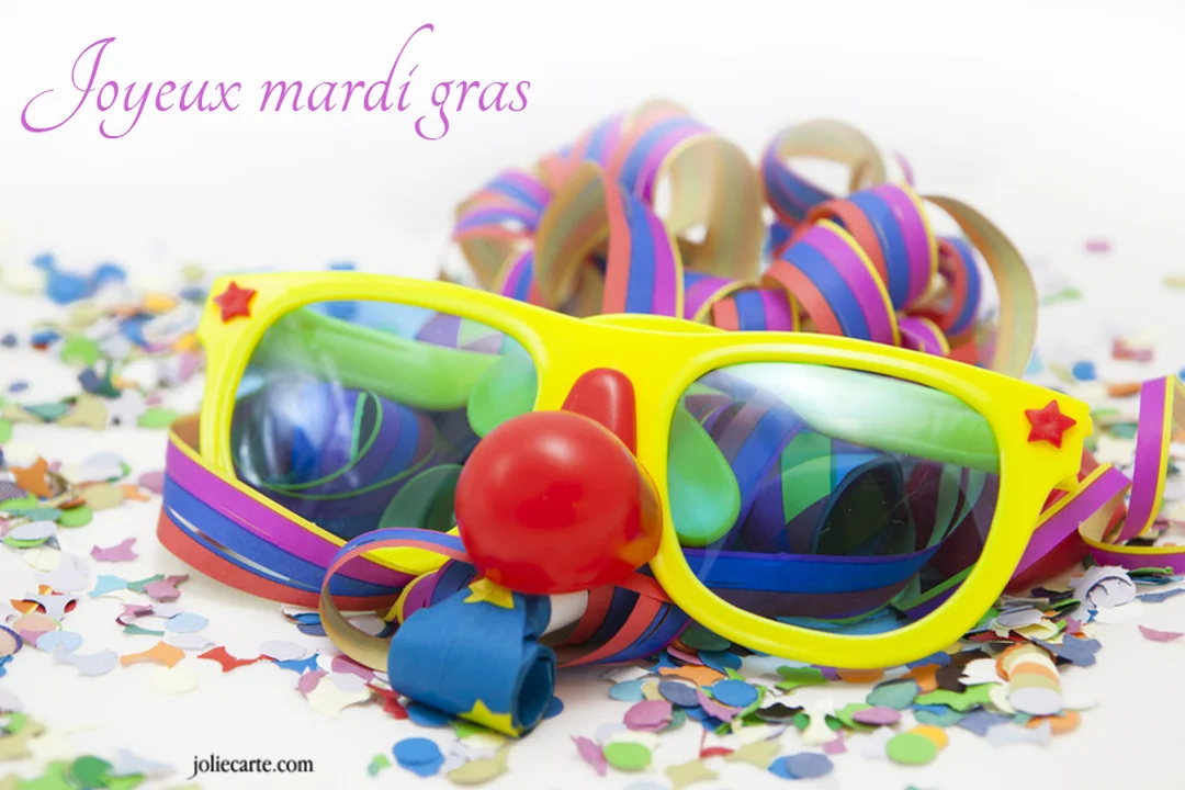 Une composition festive pour Mardi Gras avec des lunettes jaunes à nez rouge, des serpentins et des confettis colorés sur fond blanc.
