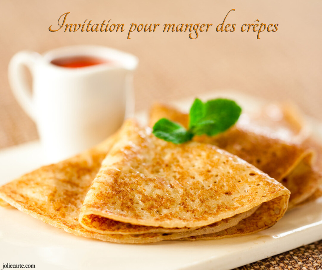 Une photographie culinaire en gros plan montre deux crêpes dorées, pliées et servies sur une assiette blanche avec un petit pot de sirop.