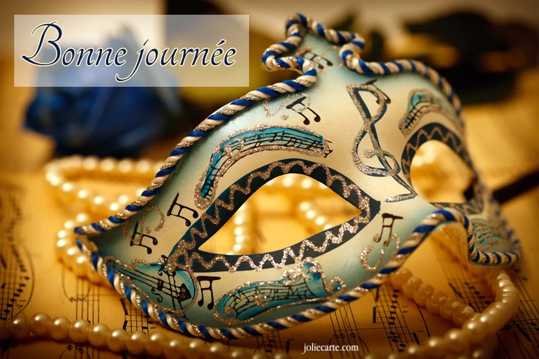 Un masque vénitien orné de motifs musicaux et de paillettes repose sur une partition à côté d'un collier de perles nacrées.