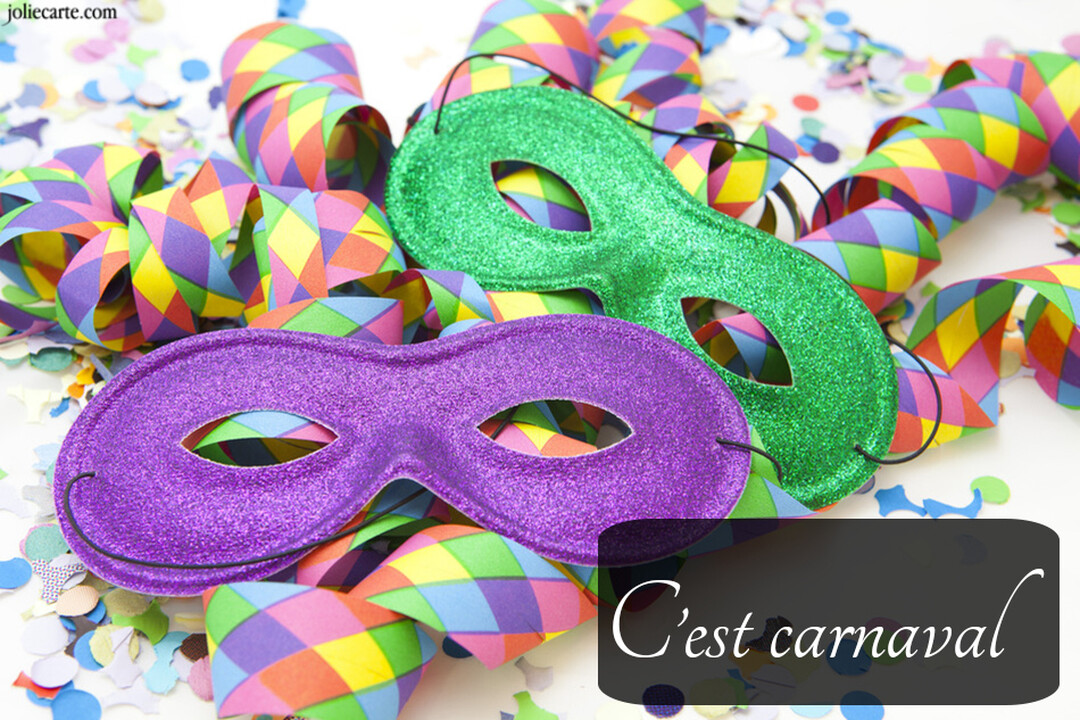 Sur un fond blanc, deux masques de carnaval pailletés violet et vert reposent parmi des serpentins et des confettis colorés, illustrant la fête.