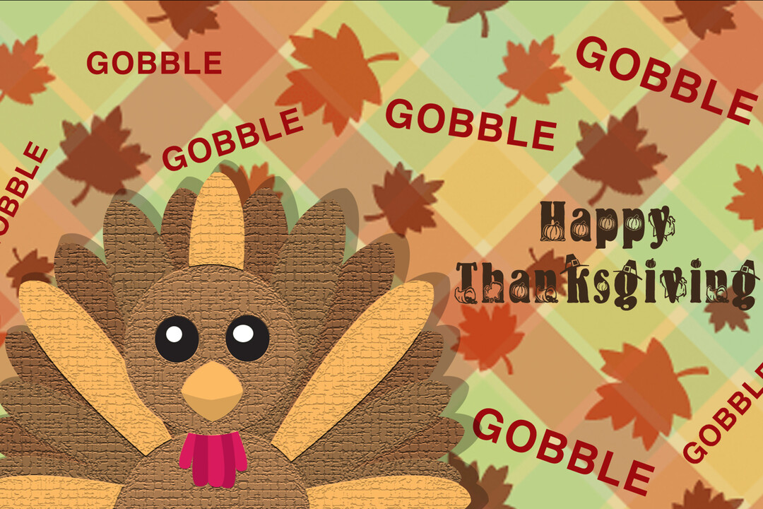 Une dinde stylisée et mignonne se trouve au premier plan sur un fond automnal à carreaux avec le texte 'Happy Thanksgiving'.