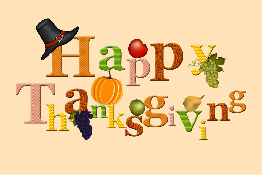 Le texte 'Happy Thanksgiving' est composé de lettres décoratives colorées, intégrant une citrouille, un chapeau de pèlerin et divers fruits sur un fond beige.