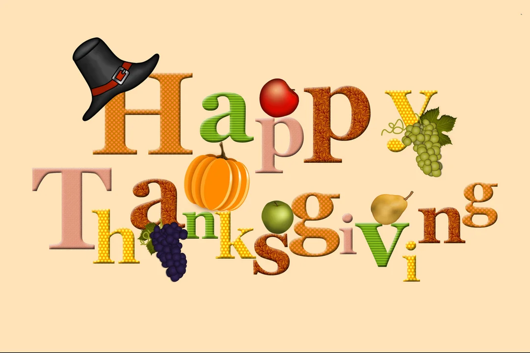 Le texte 'Happy Thanksgiving' est composé de lettres décoratives colorées, intégrant une citrouille, un chapeau de pèlerin et divers fruits sur un fond beige.