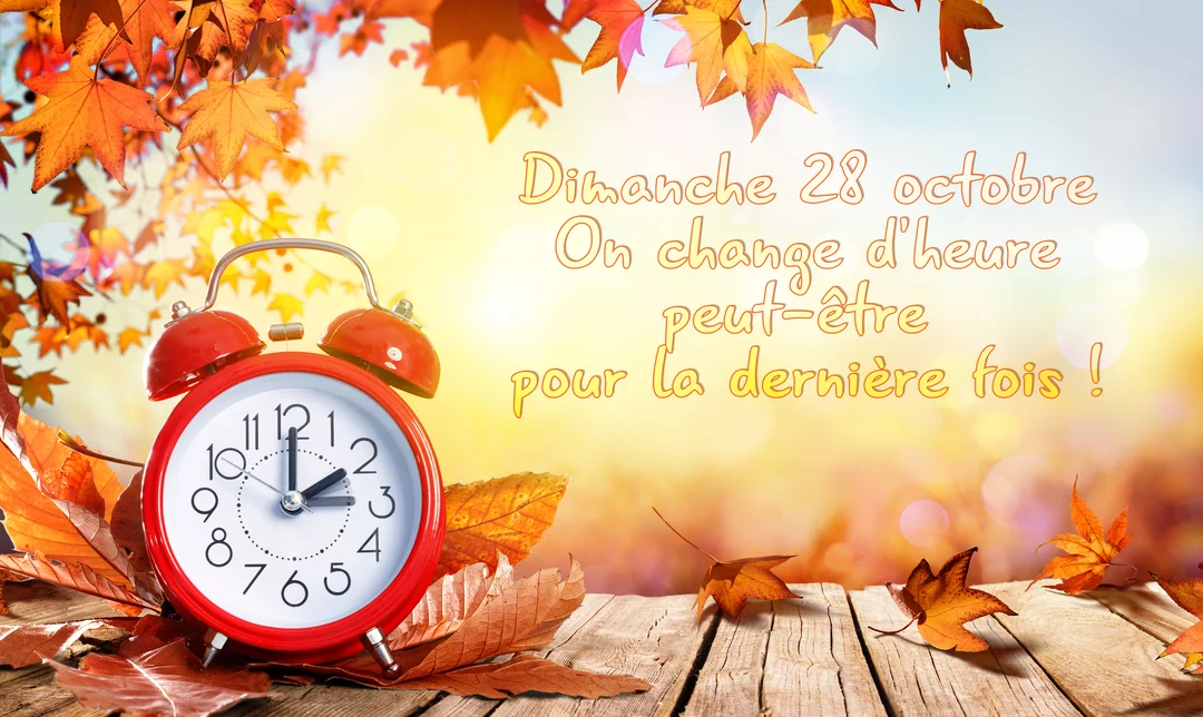 Un réveil rouge est posé sur une table en bois parmi des feuilles d'automne, ses aiguilles reculent, symbolisant le passage à l'heure d'hiver.