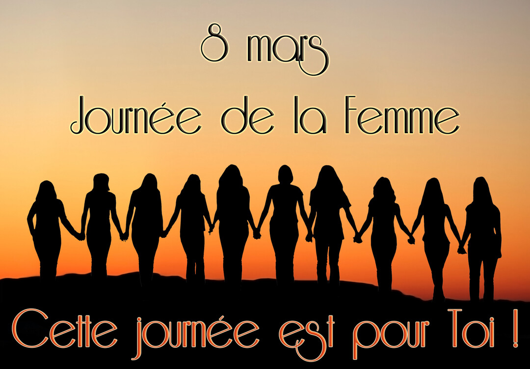 Un groupe de femmes en silhouette se tient la main sur une colline, face à un coucher de soleil orangé et chaleureux.