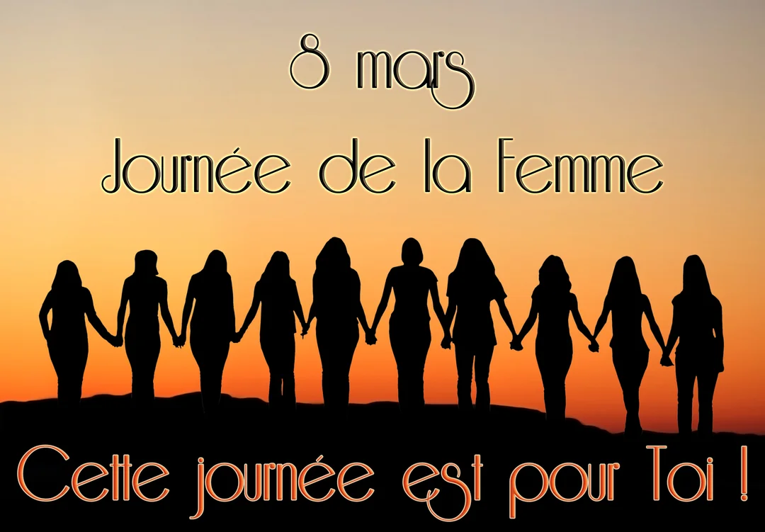 Un groupe de femmes en silhouette se tient la main sur une colline, face à un coucher de soleil orangé et chaleureux.