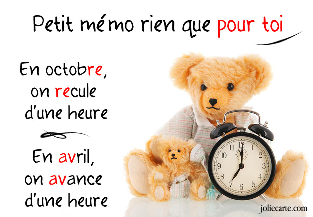 Un papa ours en peluche en pyjama et son petit tiennent un réveil noir, à côté d'un texte expliquant le changement d'heure.