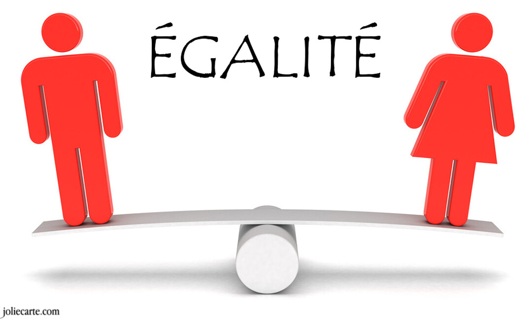 Deux pictogrammes rouges, un masculin et un féminin, se tiennent en équilibre parfait sur une balance sous le mot 'ÉGALITÉ' en lettres noires.