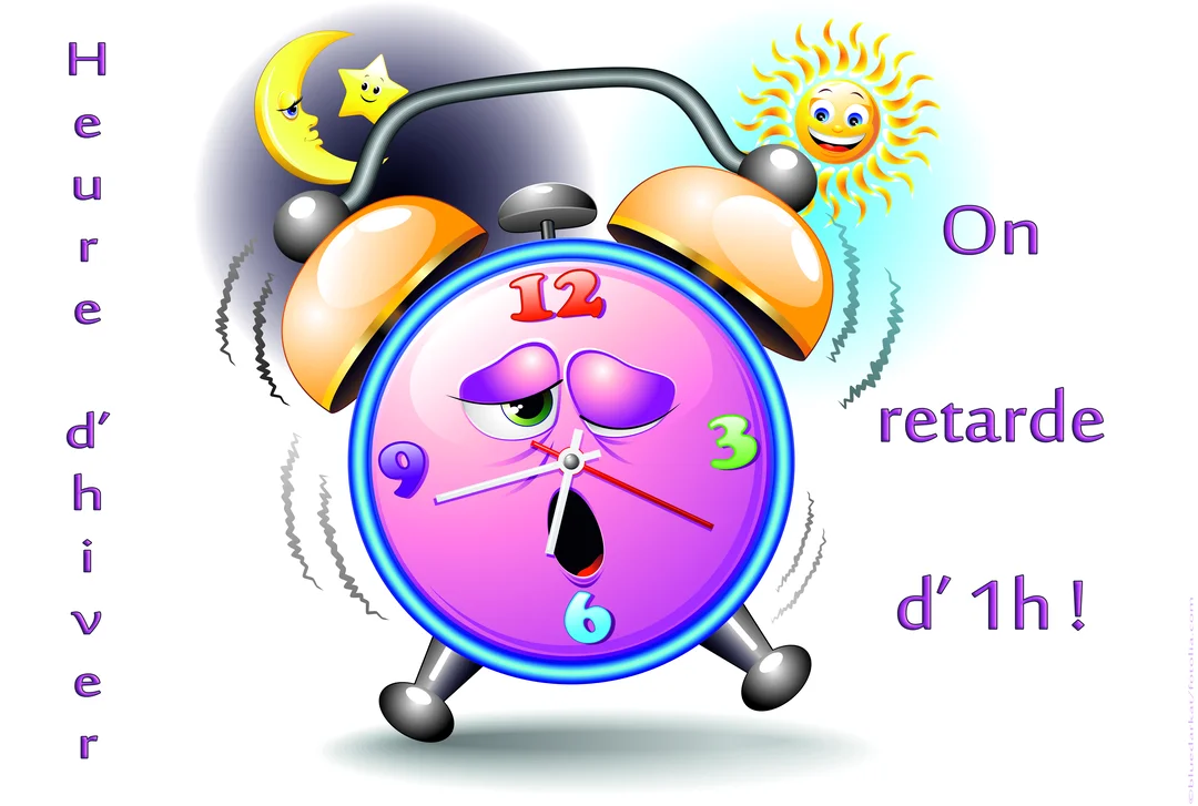 Un réveil-personnage rose avec un visage fatigué bâille, ses aiguilles marquant une heure indéfinie, sous un soleil et une lune souriants.