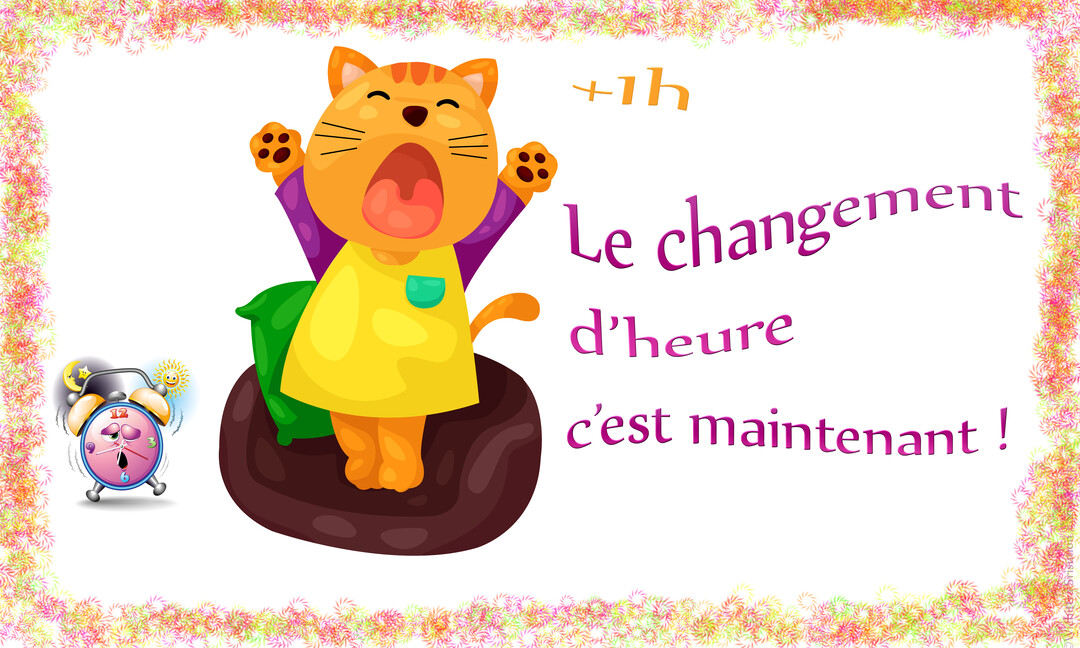 Un chat orange en pyjama bâille à côté d'un réveil fatigué, illustrant le passage à l'heure d'été avec le texte associé.