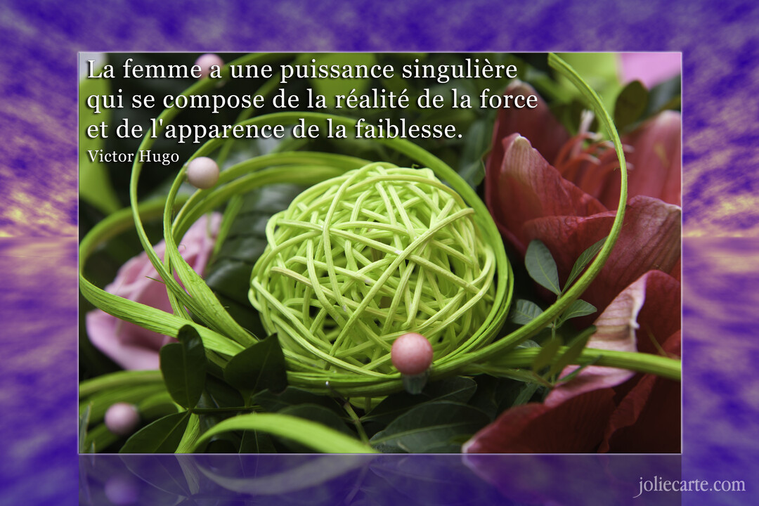 Une composition florale moderne avec une boule de rotin verte et des fleurs rouges, sur laquelle est inscrite une citation de Victor Hugo.
