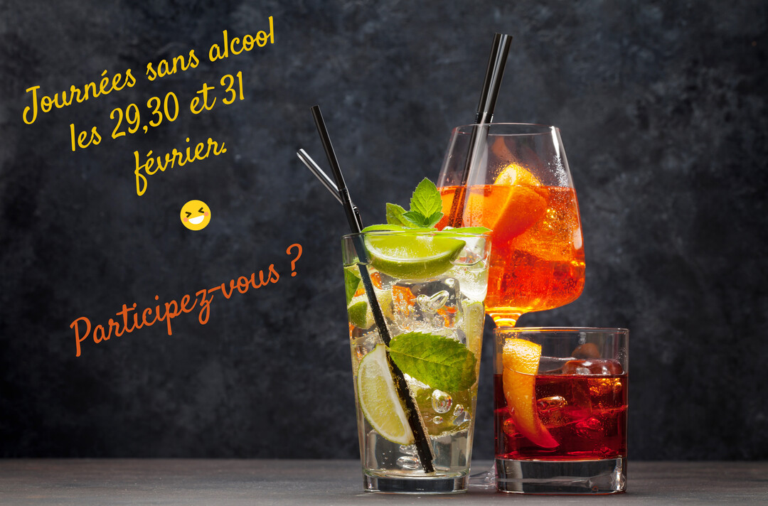 Trois verres de cocktails, un mojito, un spritz et un negroni, sont alignés avec des pailles sur un fond texturé sombre.