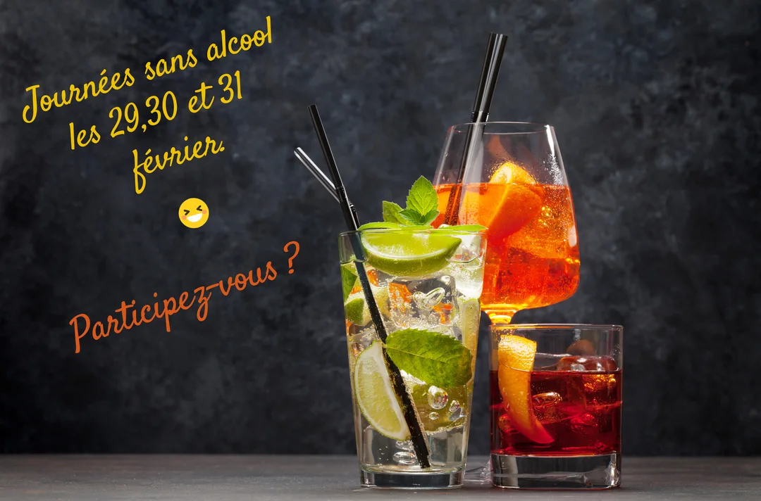 Trois verres de cocktails, un mojito, un spritz et un negroni, sont alignés avec des pailles sur un fond texturé sombre.