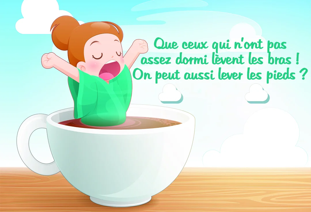 Une femme en dessin animé, l'air fatigué, bâille et s'étire les bras en l'air, assise dans une grande tasse de café.