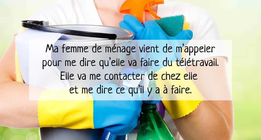 Gros plan sur le torse d'une personne tenant un seau et divers produits d'entretien, portant des gants de ménage bleus et jaunes.