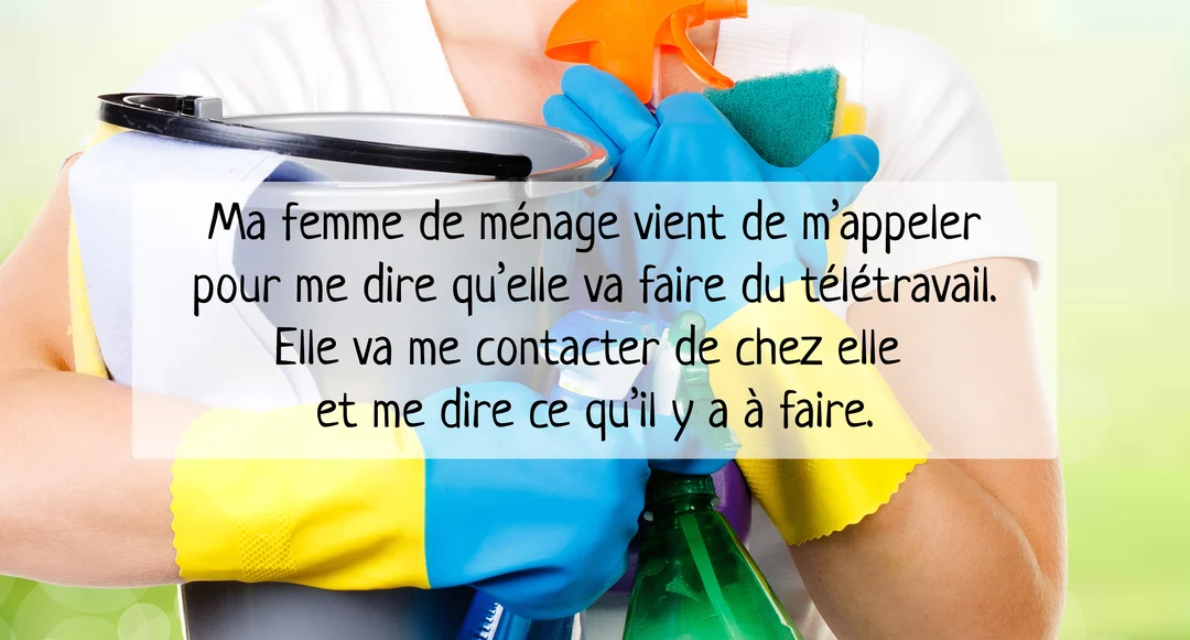 Gros plan sur le torse d'une personne tenant un seau et divers produits d'entretien, portant des gants de ménage bleus et jaunes.
