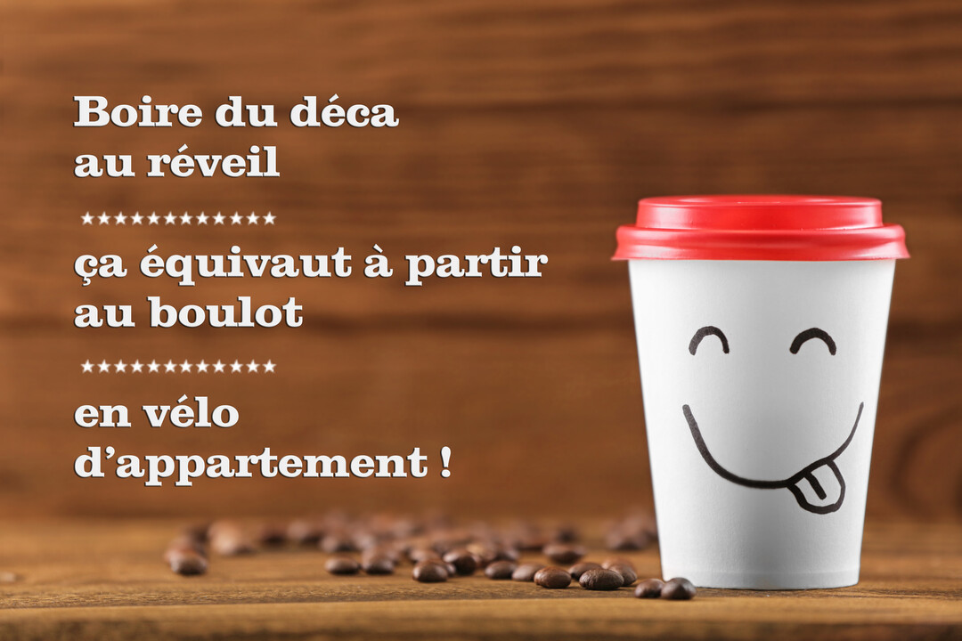 Un gobelet de café à emporter, avec un visage souriant dessiné dessus, posé sur une surface en bois près de grains de café.