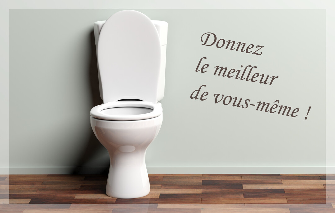 Des toilettes blanches sont posées sur un parquet marron, à côté du message ironique 'Donnez le meilleur de vous-même !' sur le mur.