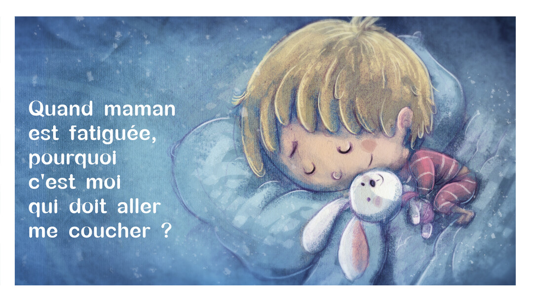 Illustration d'un jeune enfant aux cheveux blonds dormant paisiblement dans un lit bleu, tout en tenant un doudou lapin blanc contre lui.