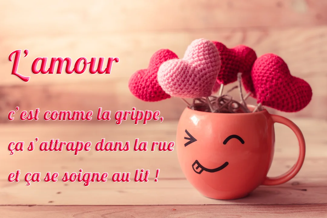 Une tasse orange avec un visage clin d'œil contient des cœurs en crochet rose et rouge, sur un fond en bois chaleureux.