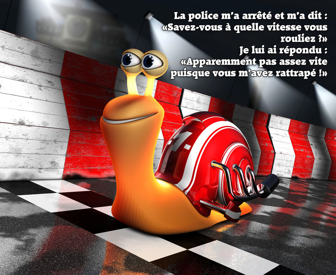 Un escargot de dessin animé orange, avec une coquille modifiée en moteur rouge, sourit narquoisement sur une piste de course à damier noir et blanc.