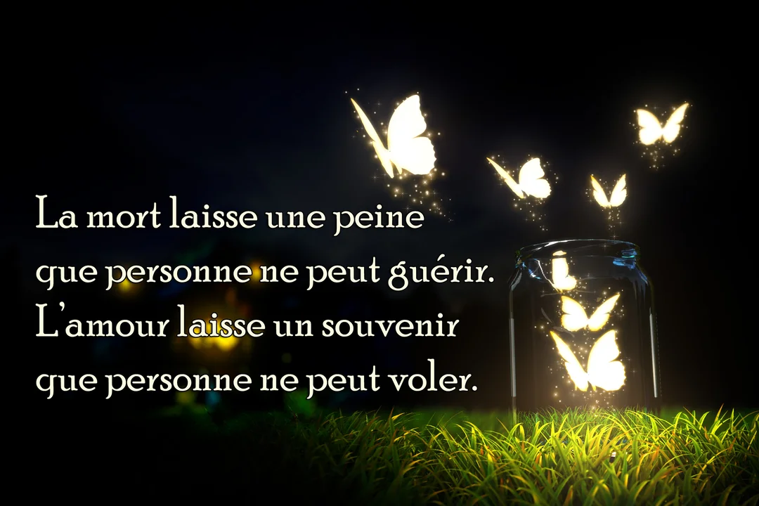 Sur un fond nocturne, des papillons de lumière dorée s'envolent d'un bocal en verre posé sur de l'herbe verte et fraîche.