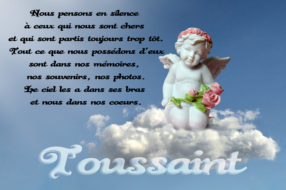 Un petit ange en marbre blanc, couronné de fleurs, est assis sur un nuage dans un ciel bleu, tenant des roses roses.