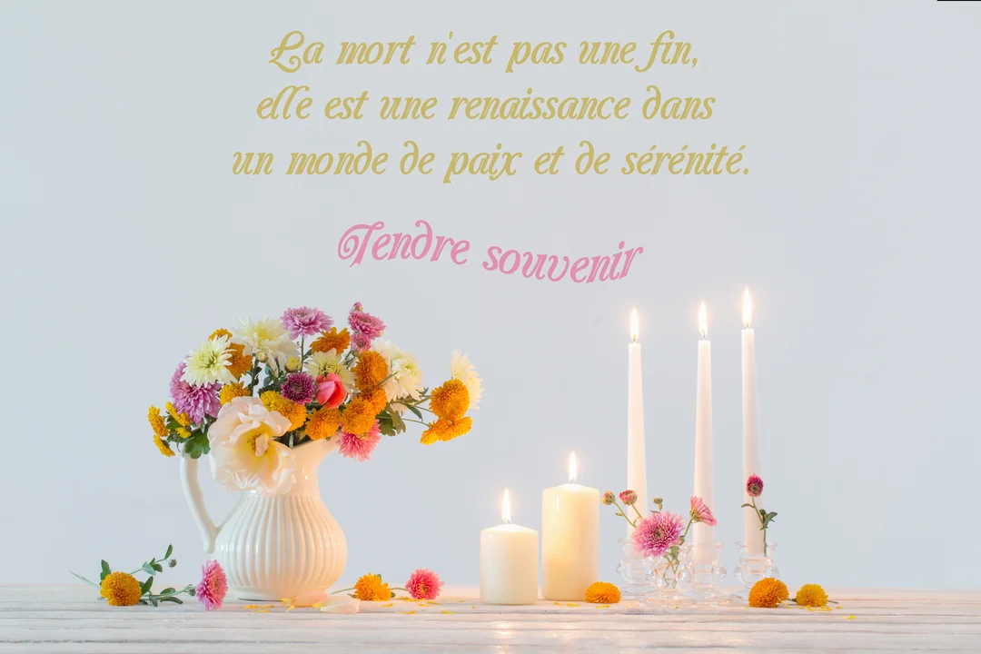 Une composition sereine présente un bouquet de fleurs dans un vase blanc à côté de plusieurs bougies allumées, sur un fond clair.