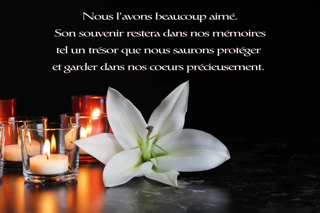 Une fleur de lys blanc et plusieurs bougies allumées dans des photophores reposent sur une surface sombre, avec un texte superposé.