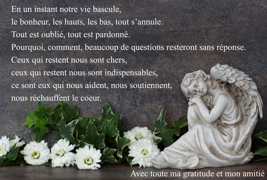 Sur un fond texturé sombre, une composition présente une statuette d'ange endormi, du lierre et des chrysanthèmes blancs, accompagnés d'un texte.