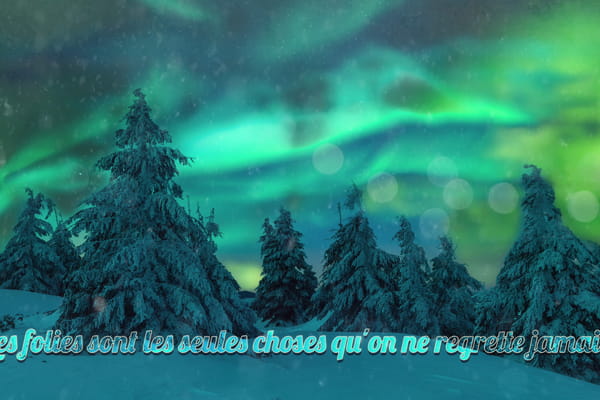 Carte avec citation 'Les folies sont les seules choses qu'on ne regrette jamais' sur fond de paysage hivernal avec aurore boréale.