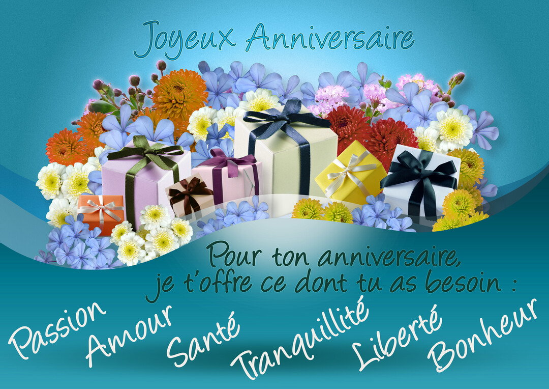 Composition pour un anniversaire avec des boîtes cadeaux colorées nichées dans un bouquet de fleurs variées sur un fond bleu dégradé.