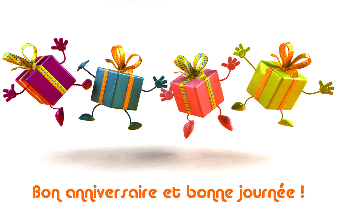 Quatre paquets cadeaux anthropomorphes et colorés, avec bras et jambes, courent et sautent joyeusement en ligne sur un fond blanc uni.