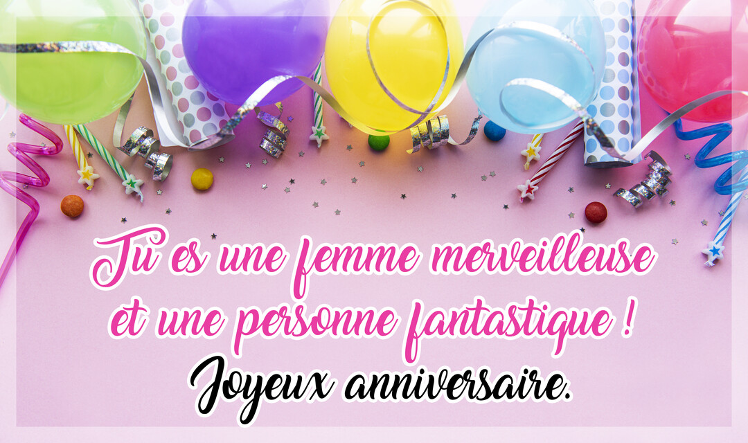 Une composition festive vue de dessus avec des ballons multicolores, des serpentins et des confettis en forme d'étoiles sur un fond rose.