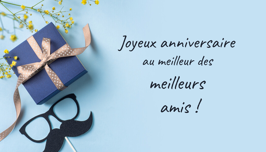 Une composition photographique à plat montrant un cadeau bleu, des brins de fleurs jaunes et un accessoire de déguisement sur un fond bleu clair.