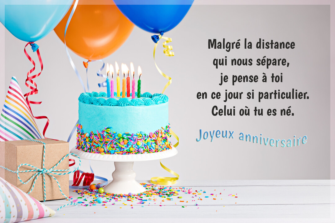 Un gâteau d'anniversaire bleu avec des bougies allumées est entouré de ballons, de cadeaux et de confettis sur une table blanche.