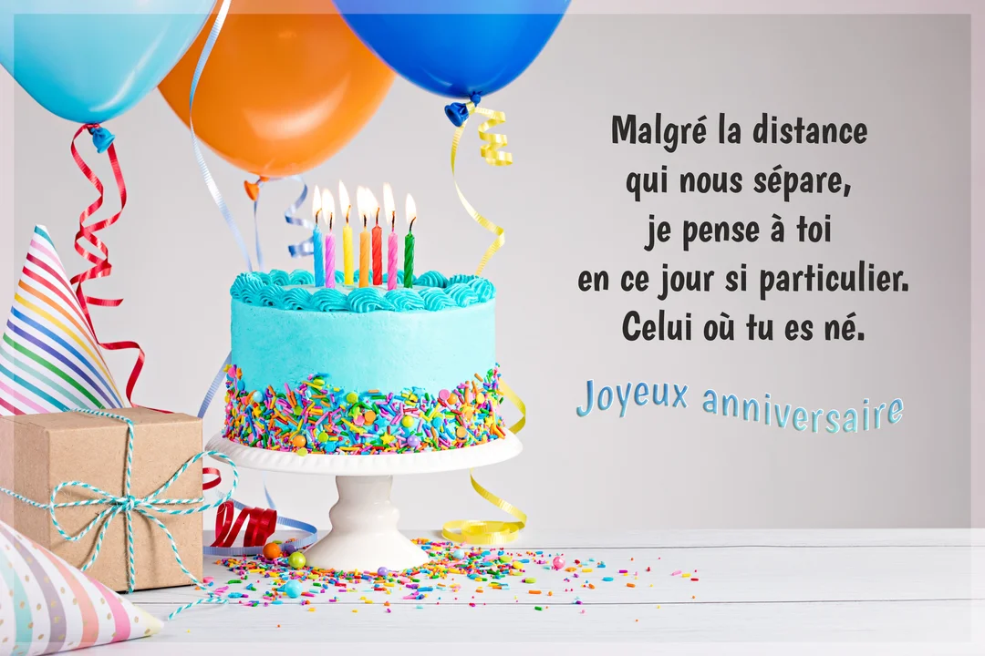 Un gâteau d'anniversaire bleu avec des bougies allumées est entouré de ballons, de cadeaux et de confettis sur une table blanche.