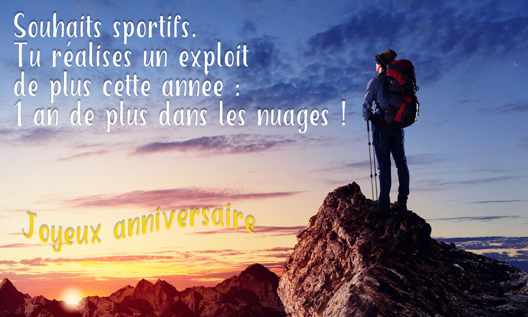 Un homme avec un sac à dos et des bâtons de marche se tient au sommet d'un pic rocheux, face à un ciel nuageux.