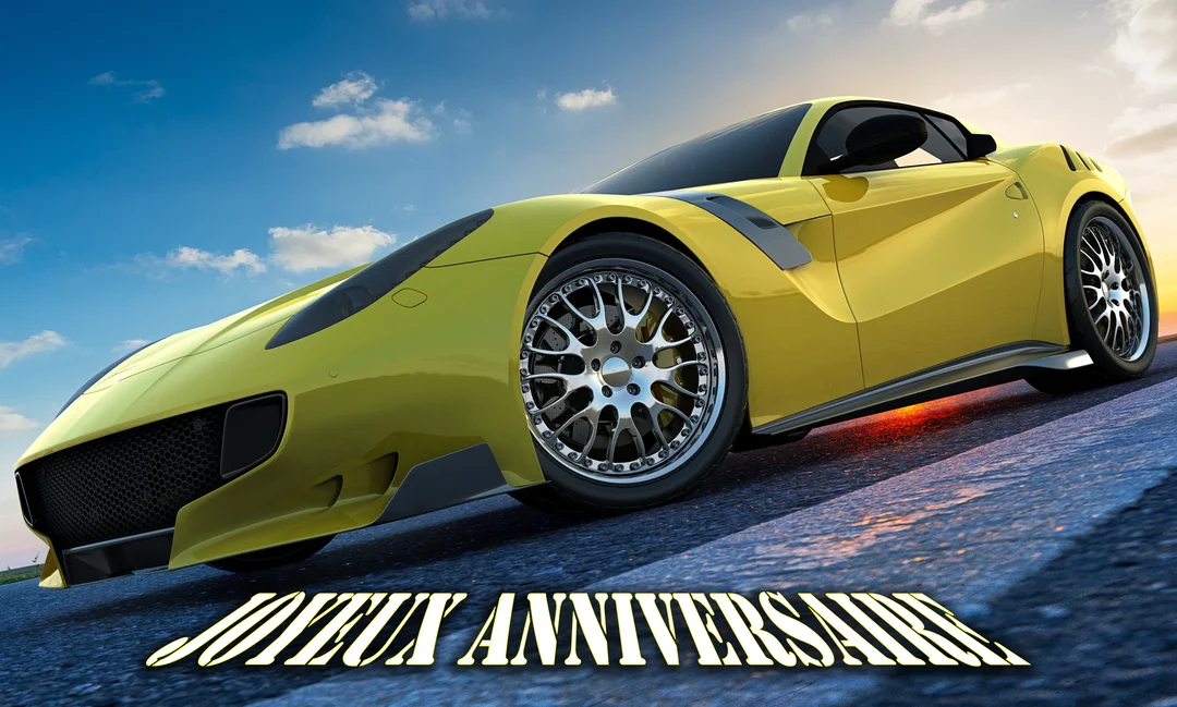 Une voiture de sport jaune est photographiée en contre-plongée sur une route, sous un ciel bleu avec quelques nuages et une lumière de fin de journée.