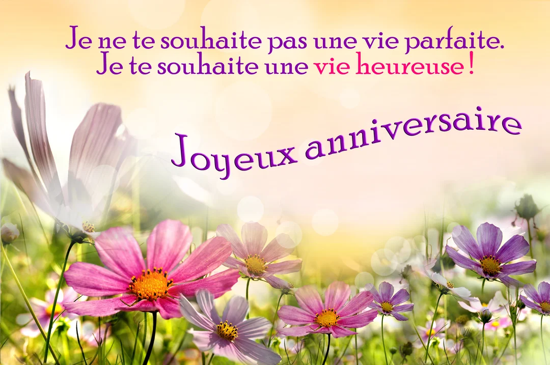 Carte d'anniversaire illustrée d'un parterre de fleurs de cosmos roses et mauves, sur un fond jaune lumineux avec des vœux inspirants.