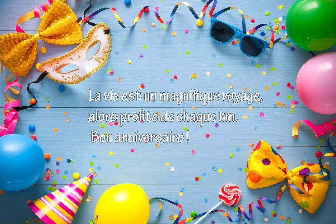 Une composition festive vue de dessus avec ballons, confettis et masques sur un fond en bois bleu, entourant une citation d'anniversaire inspirante.